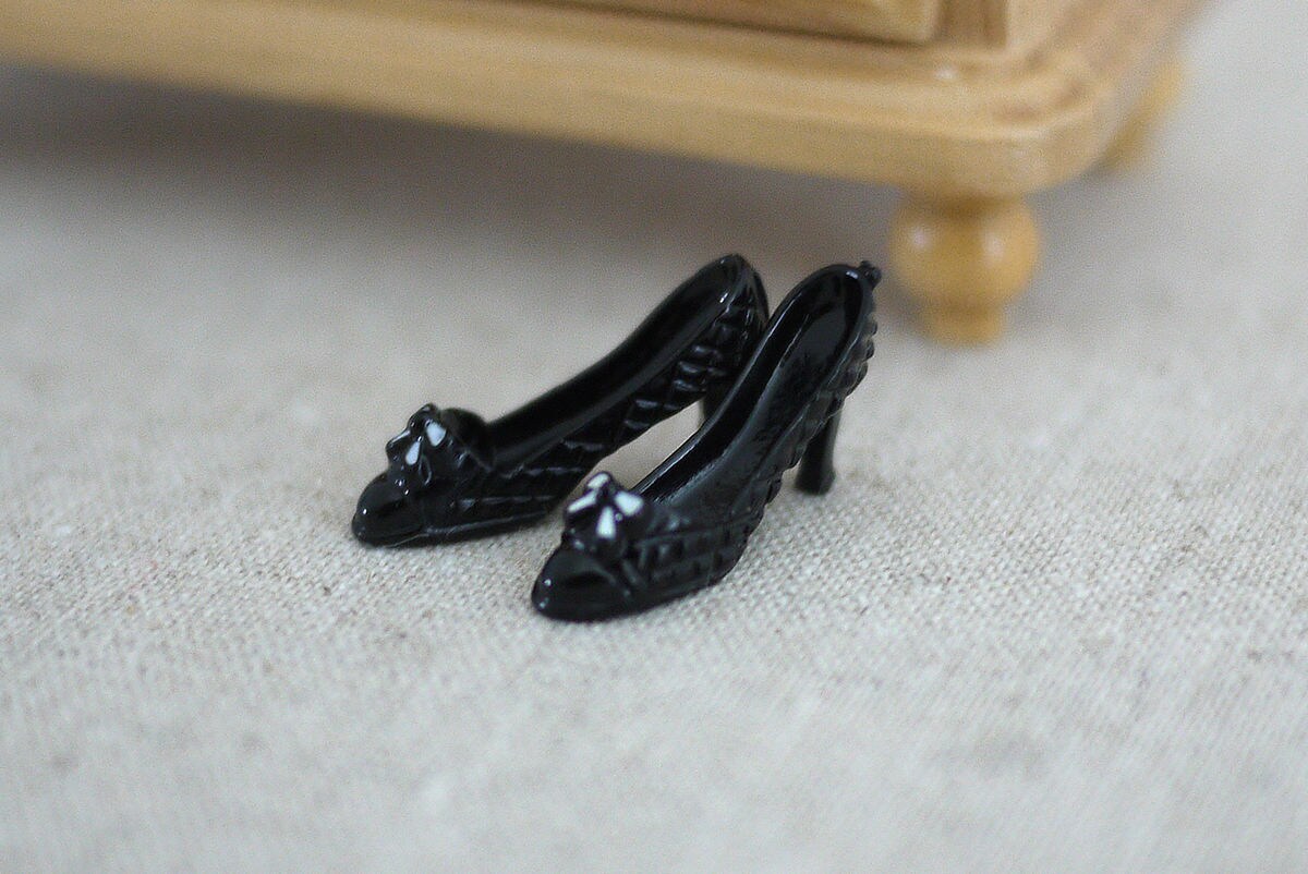 Dollhouse miniature shoe, Miniature high heels, Miniature fashion, Dollhouse shoe, Dollhouse high heels, Dollhouse Miniature - G074