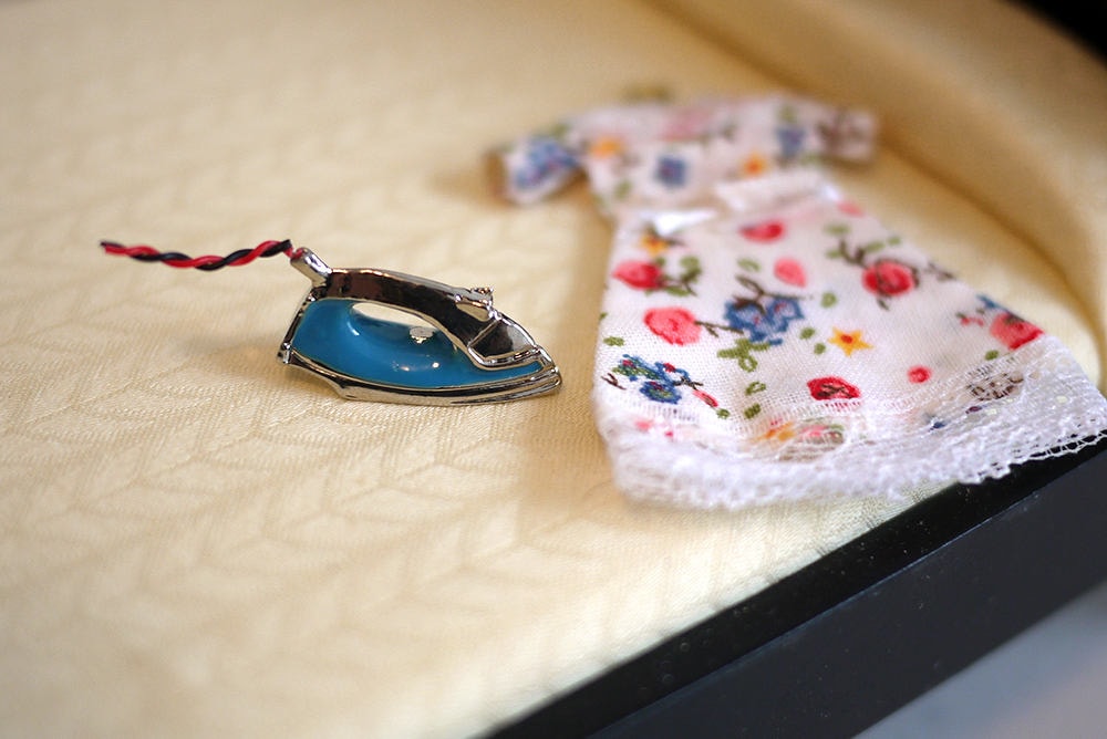1:12 Scale Miniature Clothes Iron with Cord, 1 inch tall, DIY Dollhouse Supply (teal)