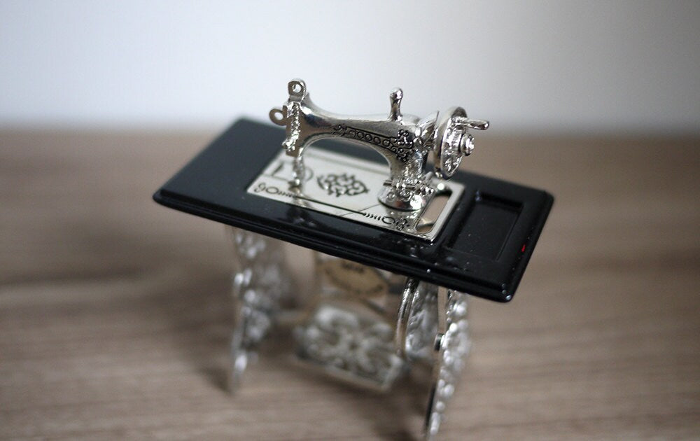 Dollhouse miniature metal sewing machine 1:12 scale - F018