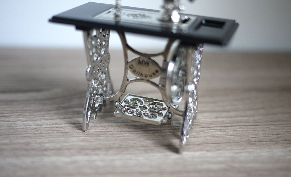 Dollhouse miniature metal sewing machine 1:12 scale - F018