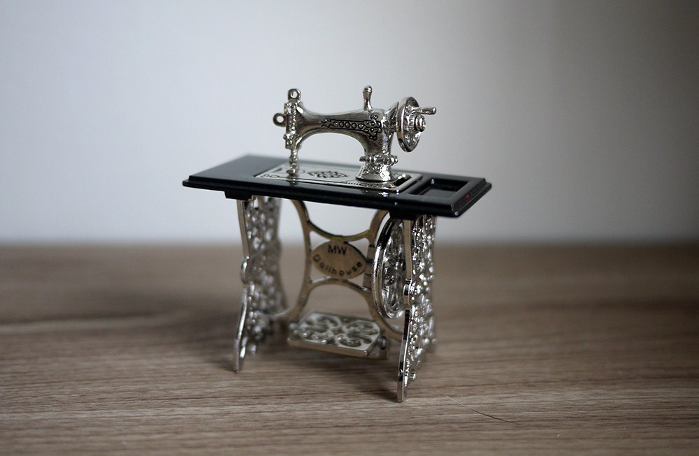 Dollhouse miniature metal sewing machine 1:12 scale - F018