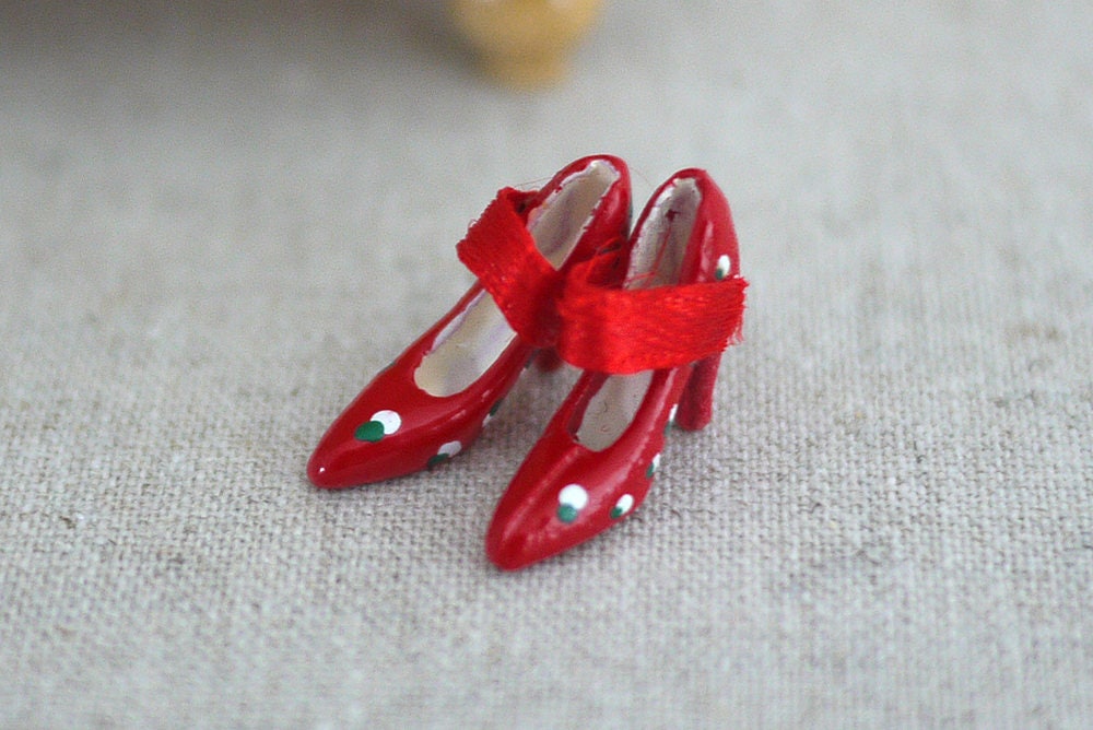 1:12 Scale Miniature Ankle Strap High Heel Shoes, Pair, 7/8 inch long, DIY Dollhouse Supply (red)