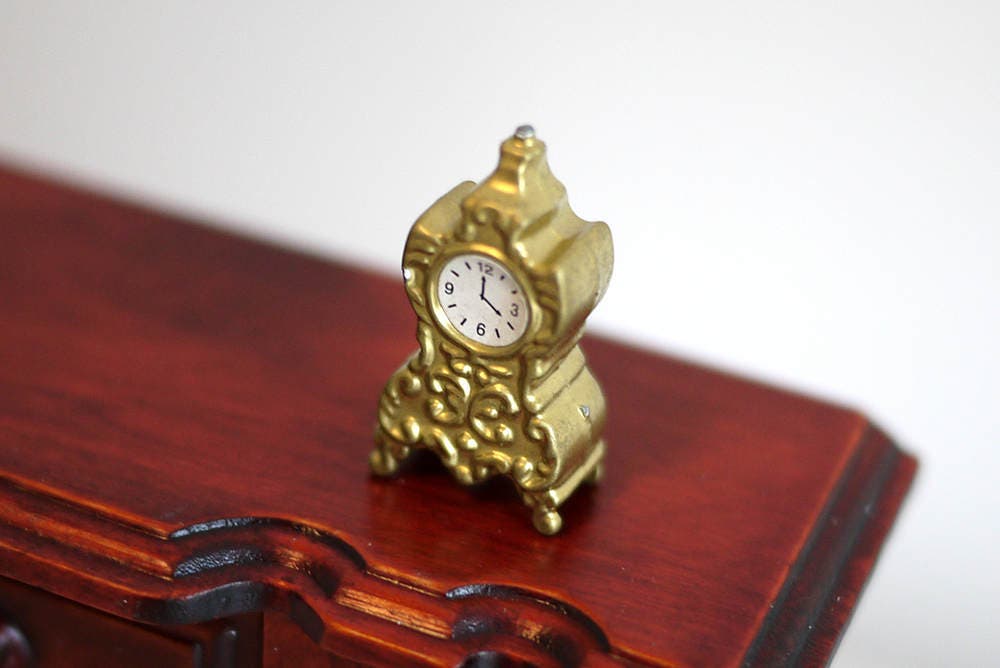 1:12 Scale Miniature Metal Anniversary Clock, Ornate, 1-1/8 inch tall, DIY Dollhouse Supply (gold) (non working)