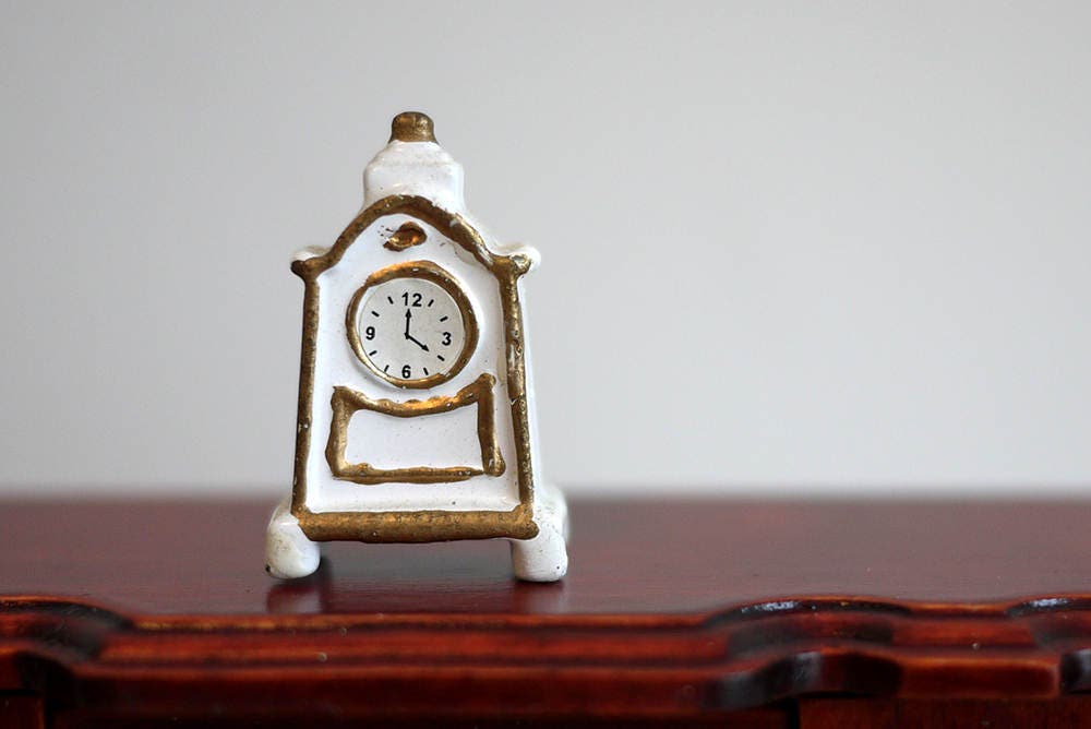 1:12 Dollhouse Miniature Ceramic Tabletop Anniversary Clock (non working) - B050