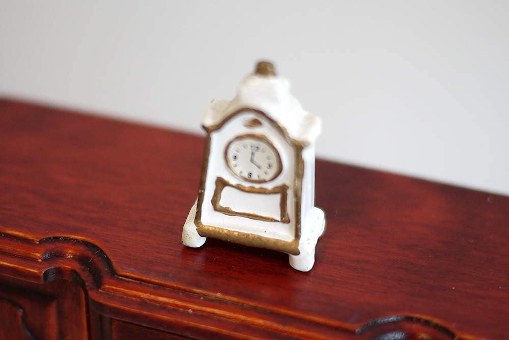 1:12 Dollhouse Miniature Ceramic Tabletop Anniversary Clock (non working) - B050