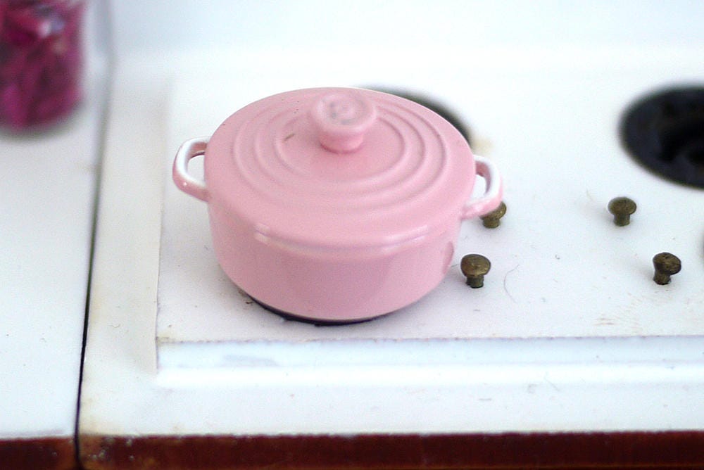 1:12 Scale Miniature Metal Cooking Pot with Lid, 9/16 inch tall, DIY Dollhouse Supply (pink)