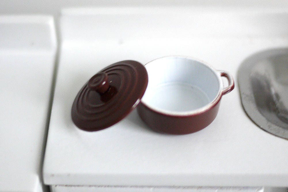 1:12 Scale Miniature Metal Cooking Pot with Lid, 9/16 inch tall, DIY Dollhouse Supply (burgundy)