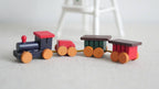Maßstab 1:12 Miniatur-Spielzeugeisenbahn aus Holz, Lok und 2 Wagen, 3-9/16 inch lang, DIY-Puppenhausbedarf (mehrfarbig)