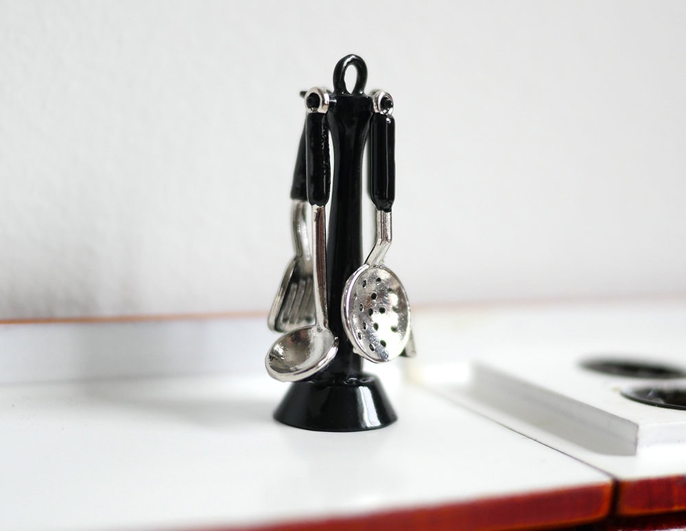 1:12 Scale Miniature Metal Kitchen Utensils with Stand, Set of 5, 1-3/16 inch tall, DIY Dollhouse Supply (black stand)