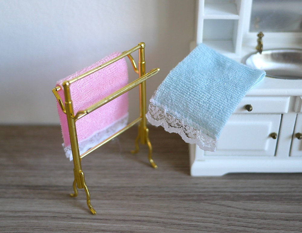 1:12 Scale Miniature Metal Freestanding Towel Rack with 2 Towels, 3-1/16 inch tall, DIY Dollhouse Supply (gold)