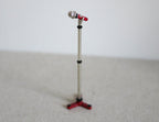 Microphone miniature à l'échelle 1:12 avec pied, 9 cm de hauteur, accessoire pour maison de poupée DIY (rouge)