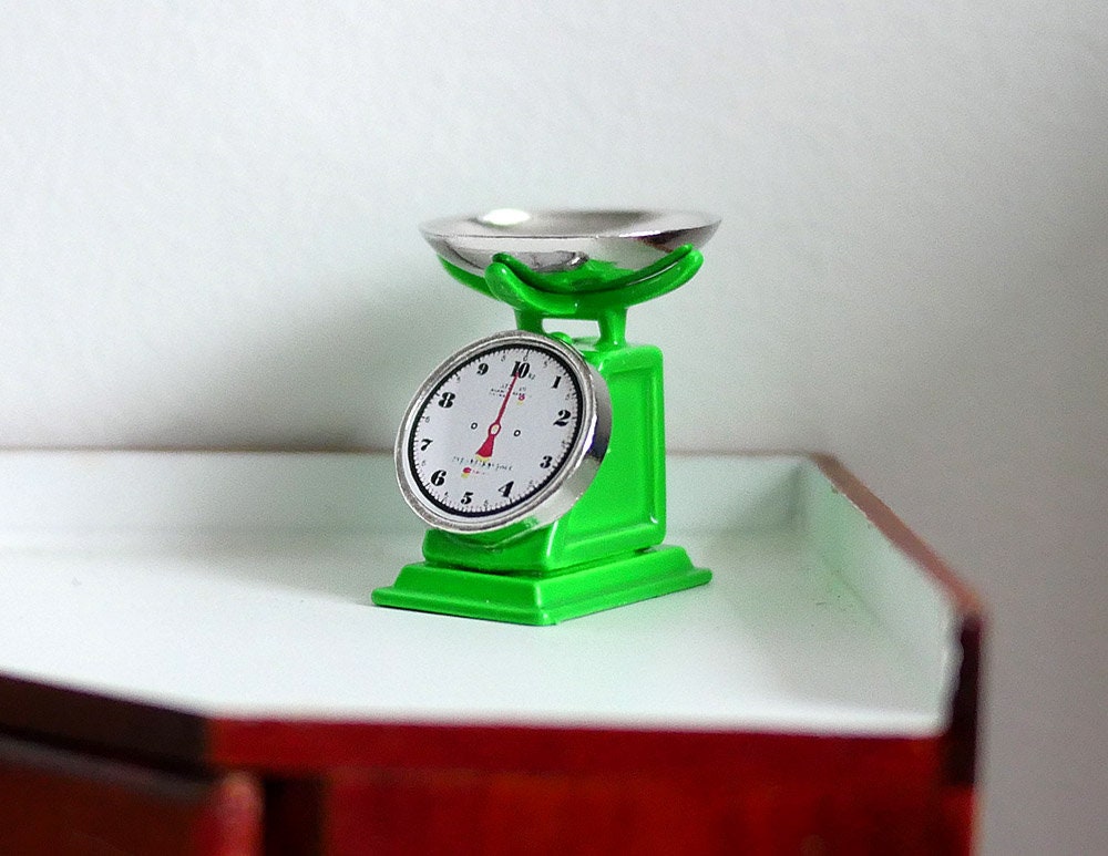 1:12 Scale Miniature Retro Kitchen Scale with Bowl, 1-3/16 inch tall, DIY Dollhouse Supply (green)