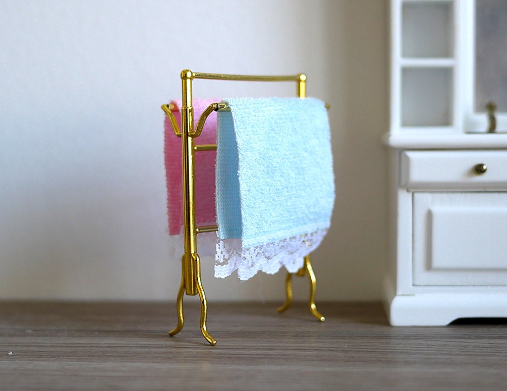 1:12 Scale Miniature Metal Freestanding Towel Rack with 2 Towels, 3-1/16 inch tall, DIY Dollhouse Supply (gold)