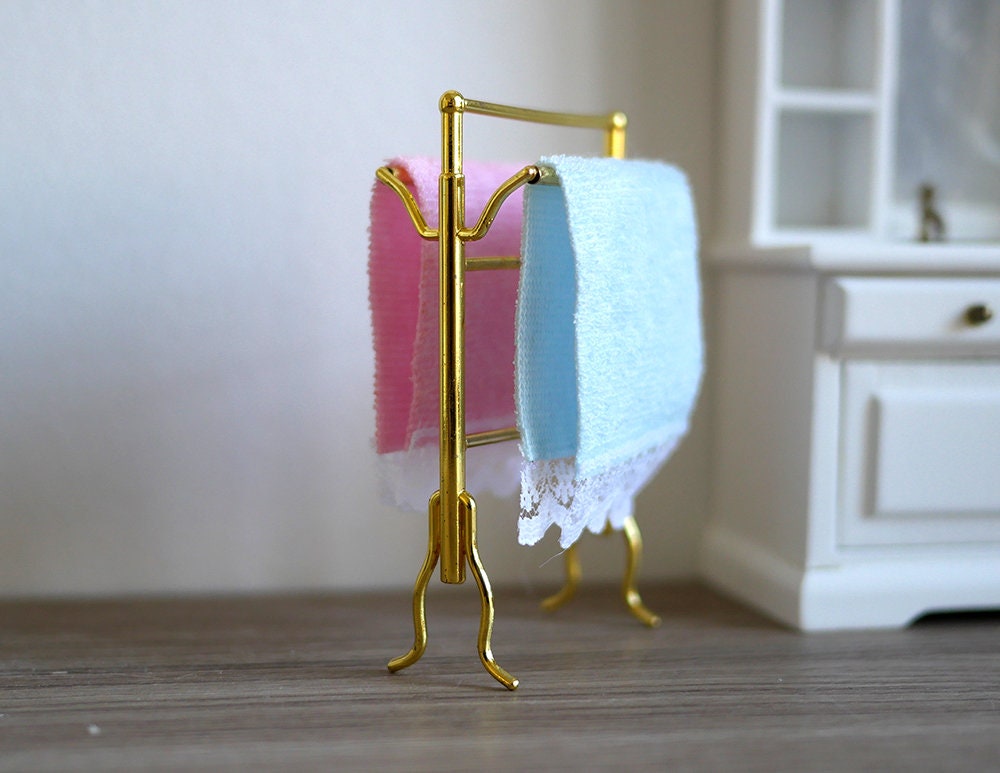 1:12 Scale Miniature Metal Freestanding Towel Rack with 2 Towels, 3-1/16 inch tall, DIY Dollhouse Supply (gold)