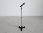 Microphone miniature à l'échelle 1:12 avec pied, 9 cm de hauteur, accessoire pour maison de poupée DIY (noir)