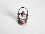 Miniatura a escala 1:12 de farol de aceite tipo huracán de metal con asa de alambre, 1-11/16 inch de alto, suministros DIY para casa de muñecas (cobre)