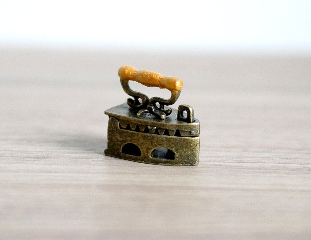 Dollhouse Miniature  Iron, Tiny  Iron, 1/12th  Iron - C076