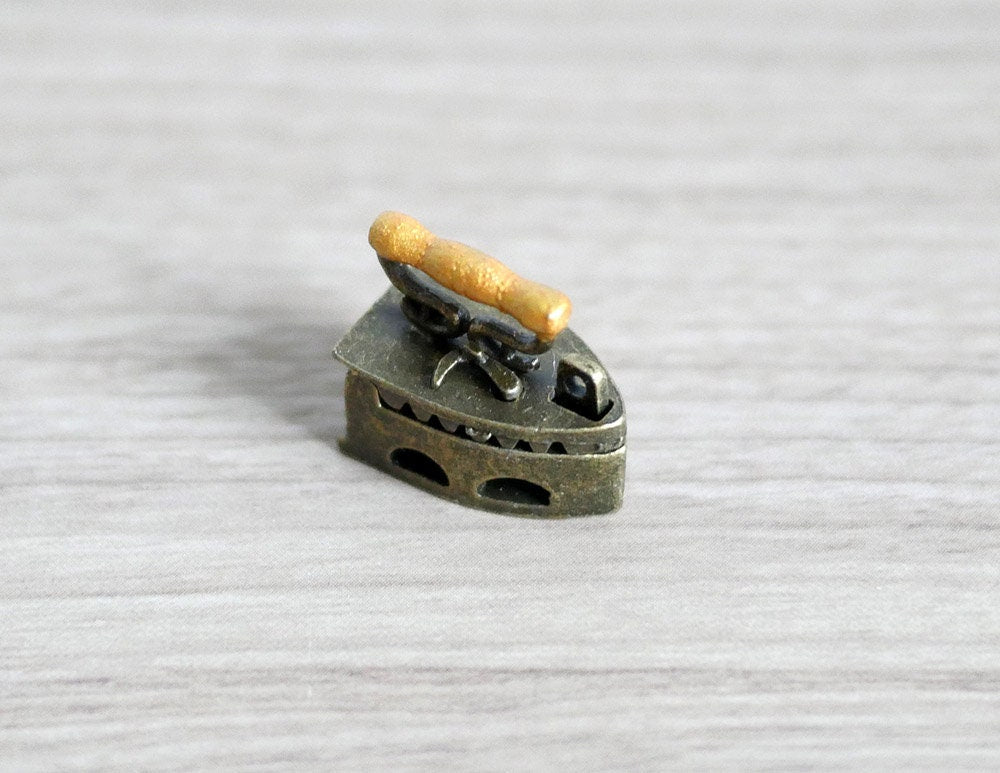 Dollhouse Miniature  Iron, Tiny  Iron, 1/12th  Iron - C076