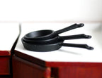 Poêles à frire miniatures à l'échelle 1:12, ensemble de 3, grande, moyenne et petite, 5,5 cm de long, fourniture pour maison de poupée DIY (noir)
