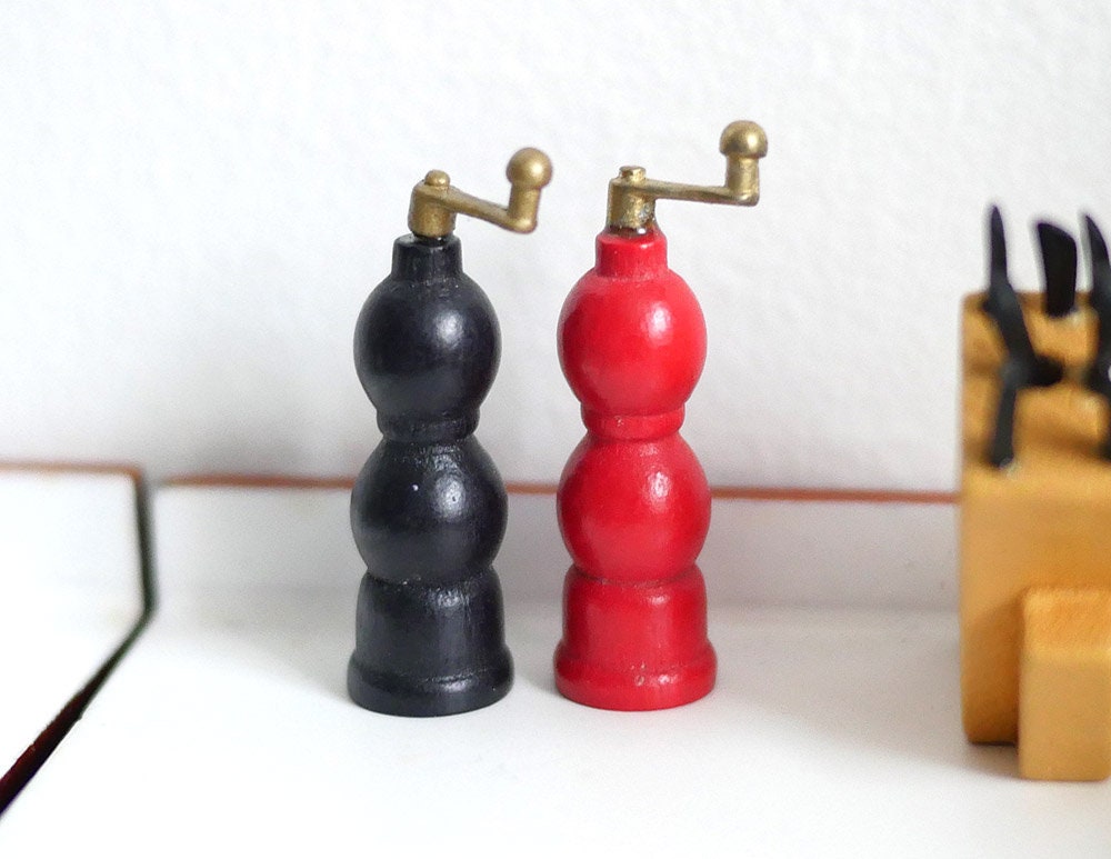 1:12 Scale Miniature Wood Salt and Pepper Mills, Set of 2, 1-3/16 inch tall, DIY Dollhouse Supply (black and red)