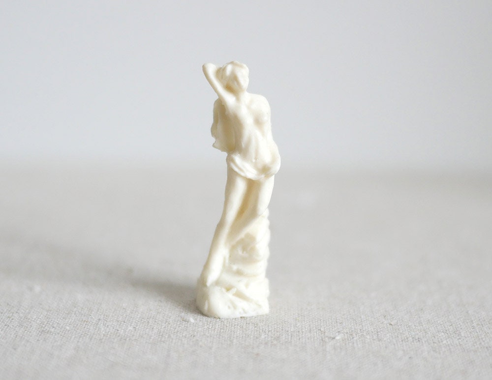 1:12 Scale Miniature Classical Lady Statue, Raised Arm, Rocky Base, 1-5/8 inch tall, DIY Dollhouse Supply (white)