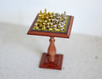 Table d'échecs miniature à l'échelle 1:12 avec pièces en métal, pied central, 4,9 cm de hauteur, fournitures pour maison de poupée DIY