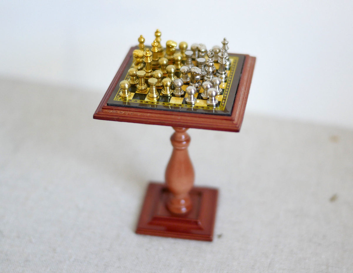 1:12 Scale Miniature Chess Table with Metal Chess Pieces, Pedestal Base, 1-15/16 inch tall, DIY Dollhouse Supply