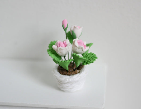 1/12 Miniature Dollhouse Basket Plants Rose flowers dolls house decoration living room 1 12th scale miniature F083