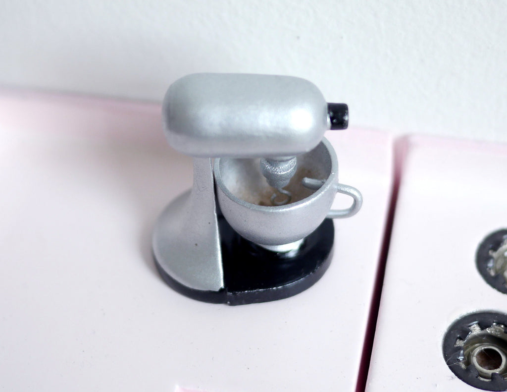 Batteur sur socle miniature à l'échelle 1:12 avec bol, 3,8 cm de hauteur, accessoire pour maison de poupée DIY (argent)