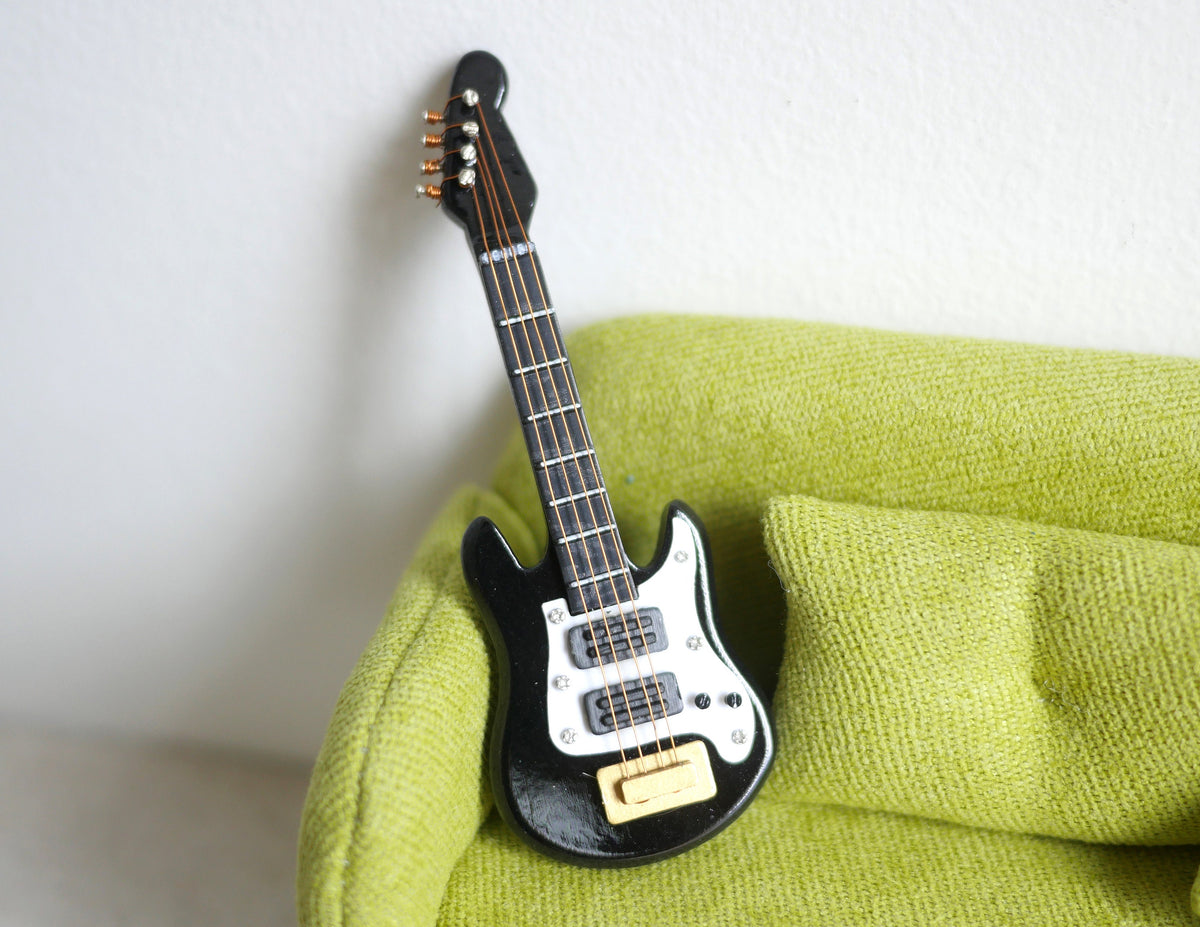 1:12 Dollhouse Supplies miniature guitar