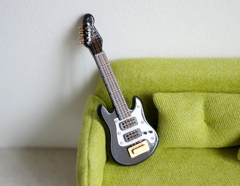 1:12 Dollhouse Supplies miniature guitar