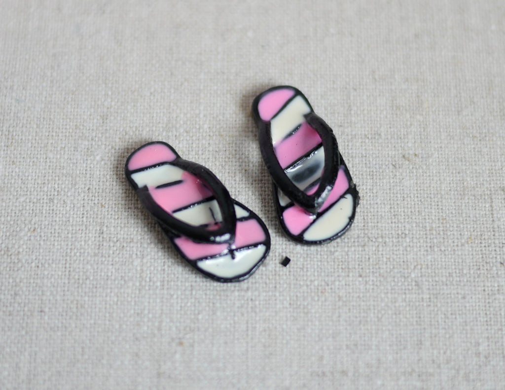 1:12 Scale Miniature Flip Flops, Pair, 1 inch long, DIY Dollhouse Supply (metal) (black and pink)