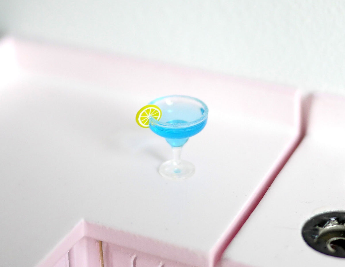 1:12 Dollhouse Miniature cocktail with salt - E085