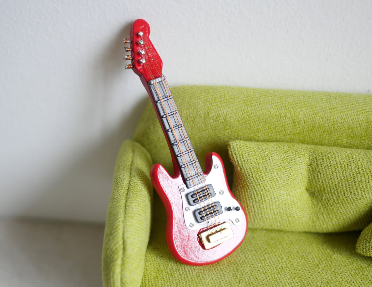 Dollhouse Supplies miniature guitar - H025
