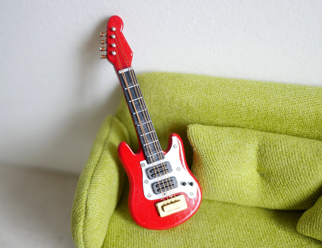 Dollhouse Supplies miniature guitar - H025