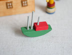 Bateau miniature en bois à l'échelle 1:12, coque verte et cabine rouge, 2 mâts, 3,5 cm de long, accessoire pour maison de poupée à faire soi-même