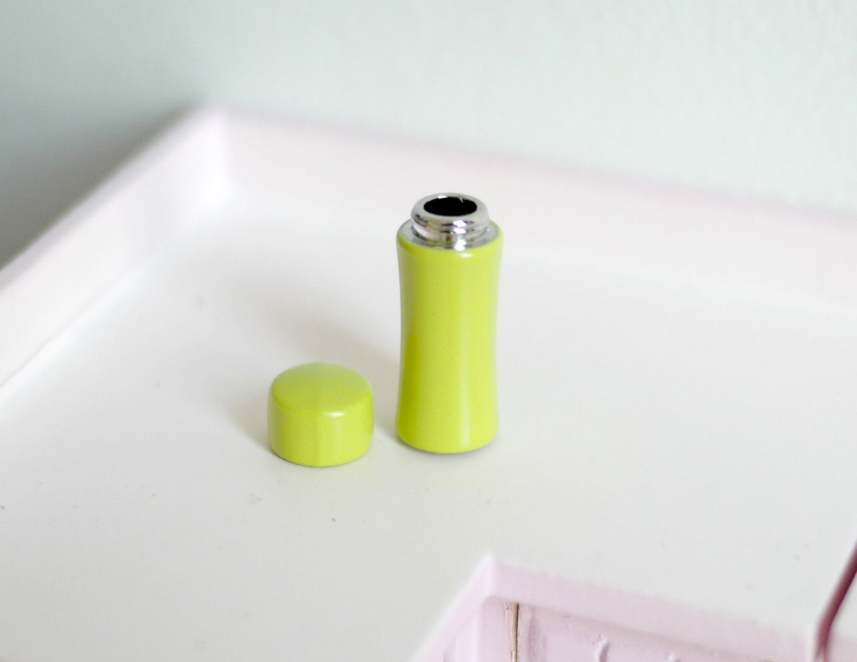 1:12 Scale Miniature Metal Insulated Water Bottle with Cap, 7/8 inch tall, DIY Dollhouse Supply (green)