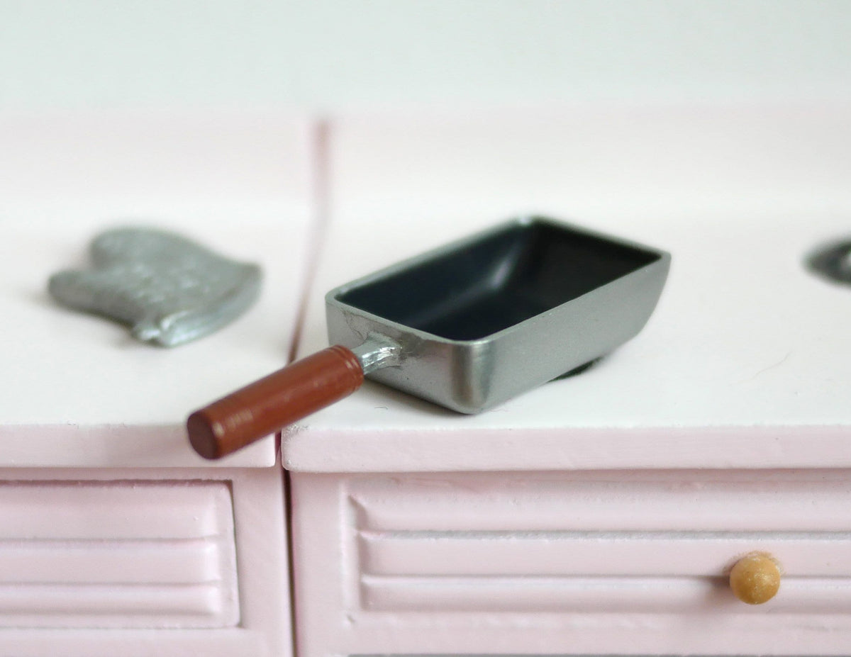 1:12 Scale Miniature Rectangular Omelette Pan with Wood Tone Handle, 1-3/4 inch long, DIY Dollhouse Supply (black)