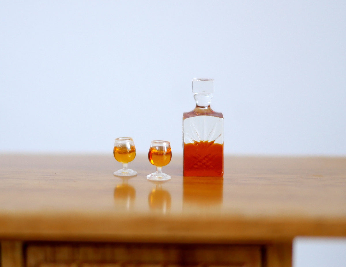 1:12 Scale Miniature Whiskey Decanter with Stopper and 2 Glasses, Set of 3, 13/16 inch tall, DIY Dollhouse Supply