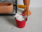 Seau miniature en métal à l'échelle 1:12 avec serviette, 4 cm (1-9/16 po) de hauteur, fournitures pour maison de poupée (rouge)