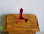 Miniatura a escala 1:12: soporte metálico para platos, tipo caballete, 7/8 inch de alto, suministros DIY para casa de muñecas (rojo)
