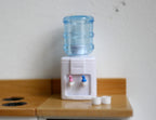 Fontaine à eau miniature à l'échelle 1/12 avec bonbonne, non fonctionnelle, 5 cm de hauteur, accessoire de maison de poupée DIY (blanc)
