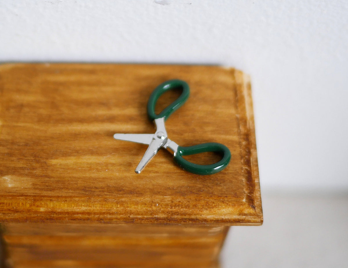 1:12 Scale Miniature Scissors, 7/8 inch long, DIY Dollhouse Supply (green)