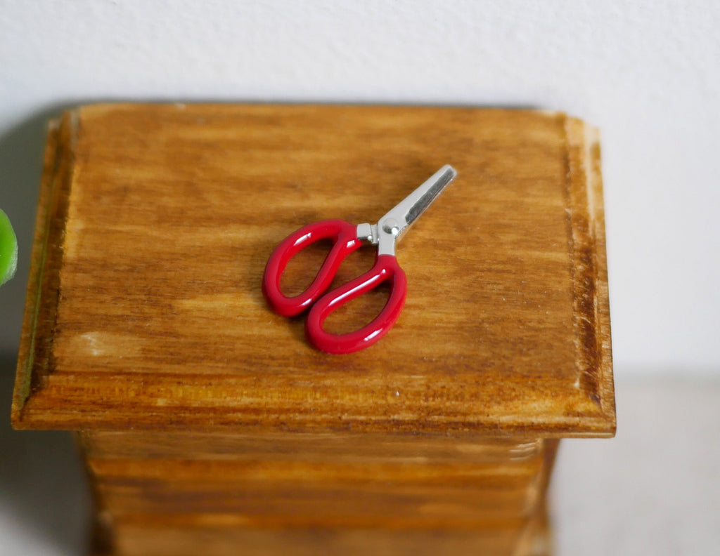 1:12 Scale Miniature Scissors, 7/8 inch long, DIY Dollhouse Supply (red)