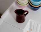 Pichet miniature en céramique à l'échelle 1:12 avec anse, 2,5 cm de hauteur, fourniture pour maison de poupée DIY (marron foncé)