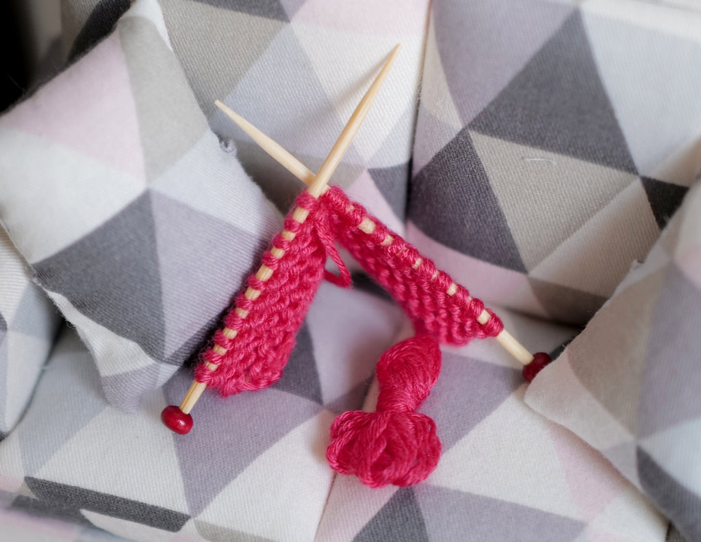 Aiguilles à tricoter miniatures à l'échelle 1:12 avec pelote de laine et ouvrage tricoté, 6 cm de long, accessoire pour maison de poupée (rouge)