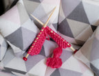Aiguilles à tricoter miniatures à l'échelle 1:12 avec pelote de laine et ouvrage tricoté, 6 cm de long, accessoire pour maison de poupée (rouge)