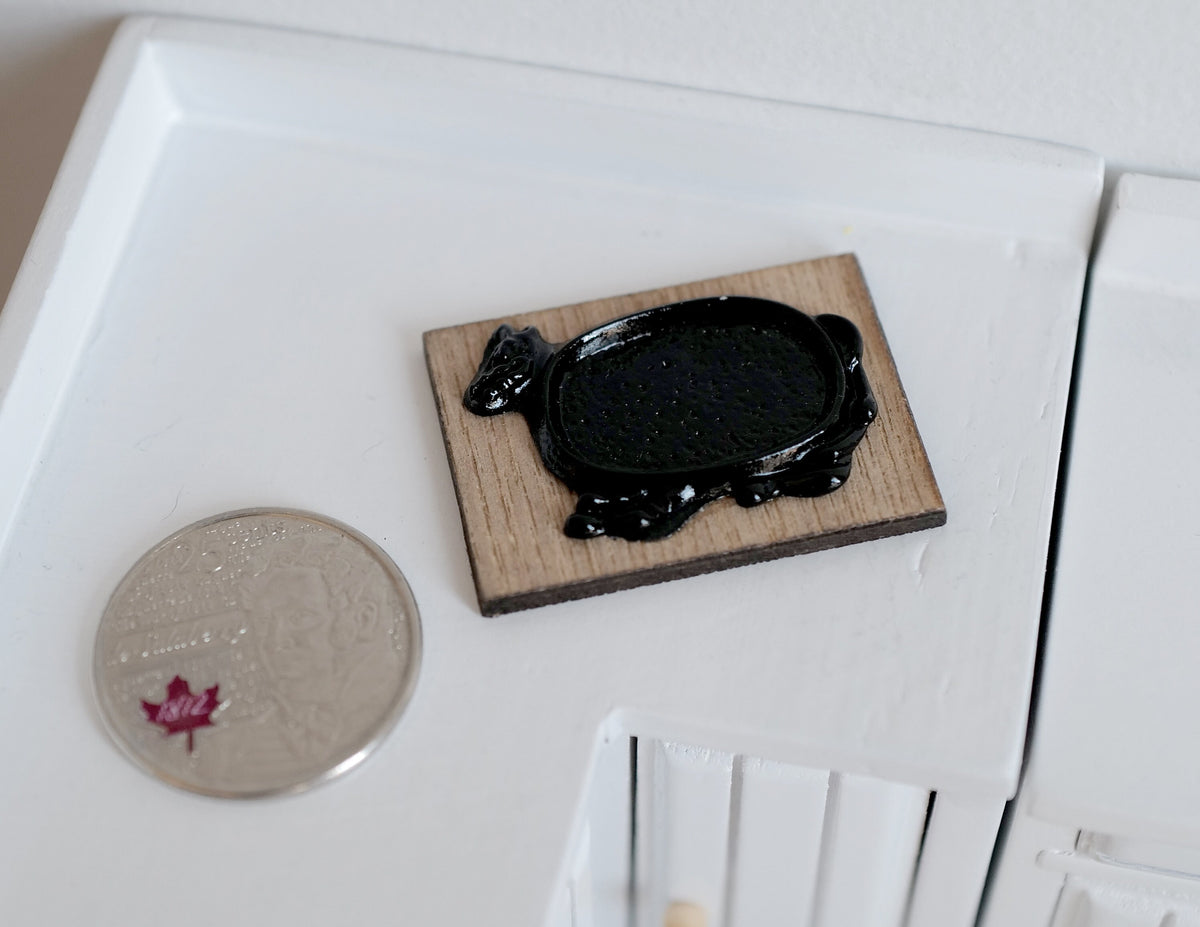 1:12 Scale Miniature Cow Shaped Sizzler Steak Plate with Wood Board, Fork and Knife, 1-3/8 inch long, DIY Dollhouse Supply