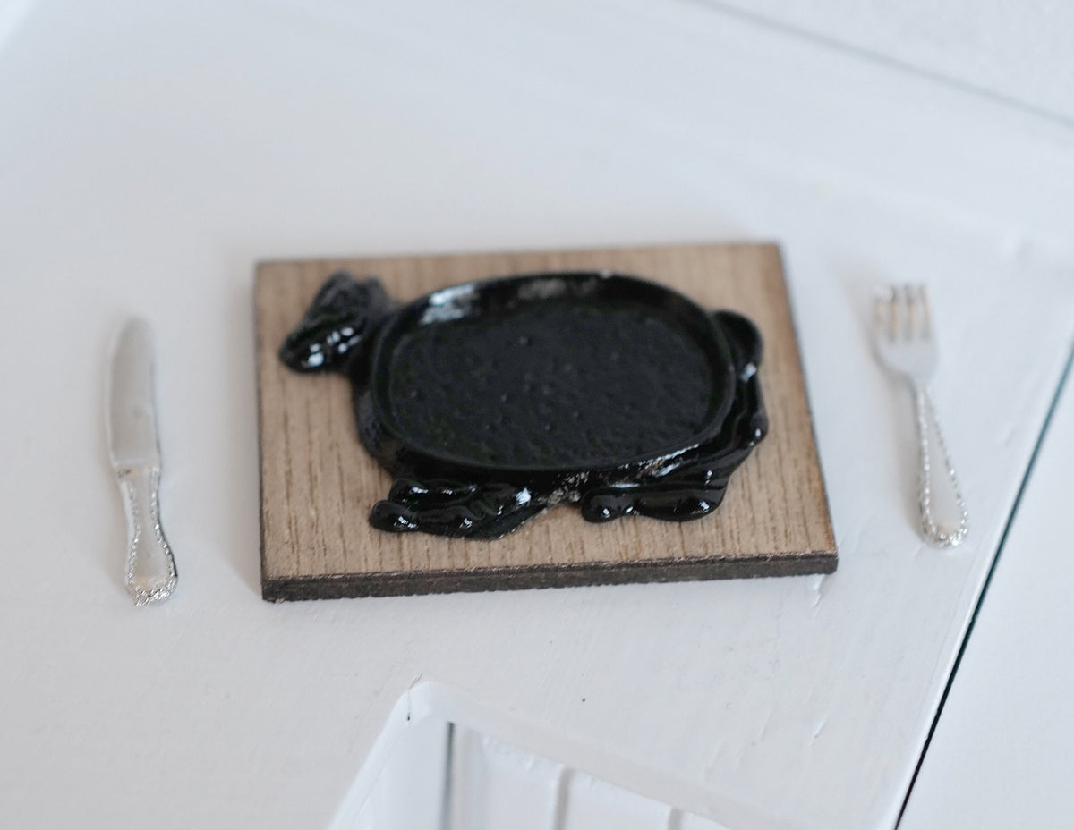 1:12 Scale Miniature Cow Shaped Sizzler Steak Plate with Wood Board, Fork and Knife, 1-3/8 inch long, DIY Dollhouse Supply