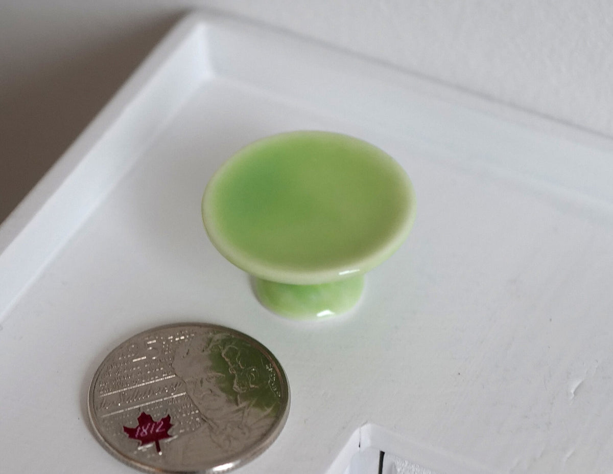 Présentoir à gâteau sur pied miniature en céramique, échelle 1:12, 1,4 cm de hauteur, fourniture pour maison de poupée DIY (vert)